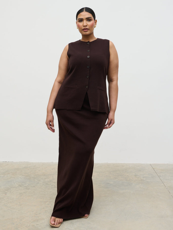 Souki Is 5'8" & Wears Size UK XL|Alba Knit Waistcoat Curve - Chocolate