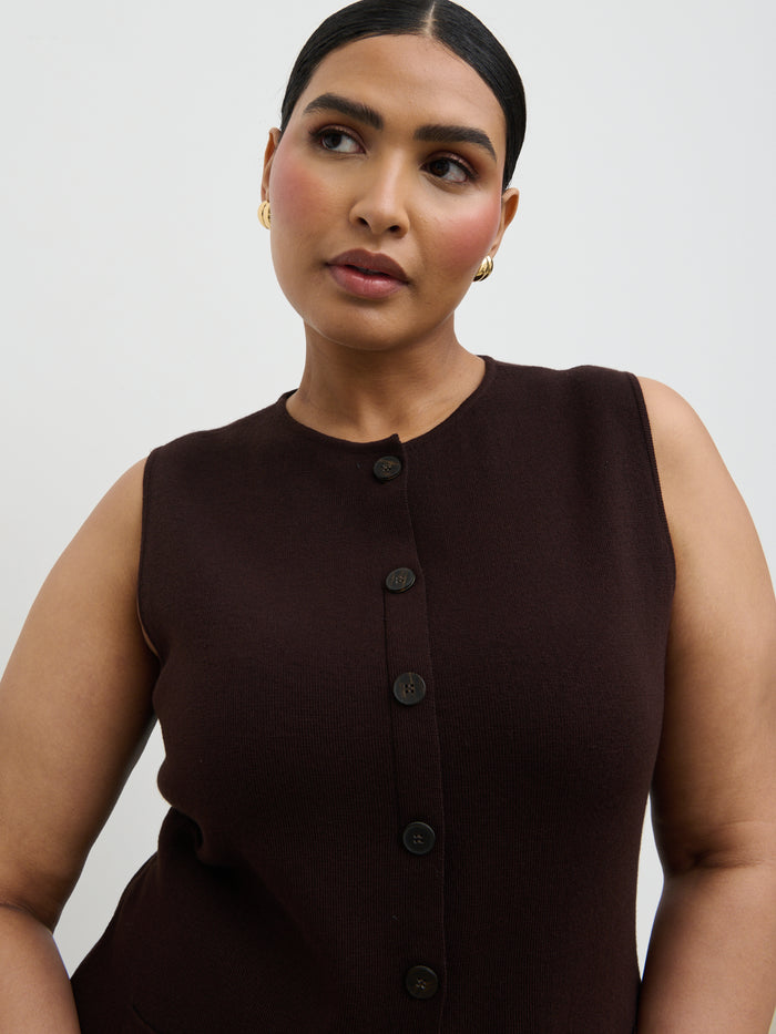 Souki Is 5'8" & Wears Size UK XL|Alba Knit Waistcoat Curve - Chocolate