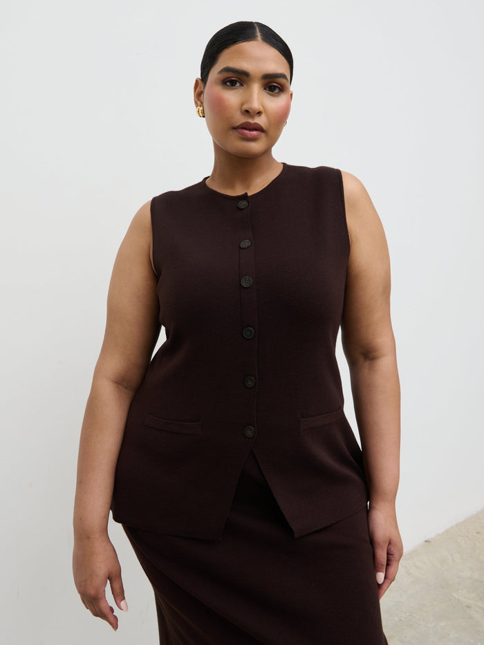 Souki Is 5'8" & Wears Size UK XL|Alba Knit Waistcoat Curve - Chocolate