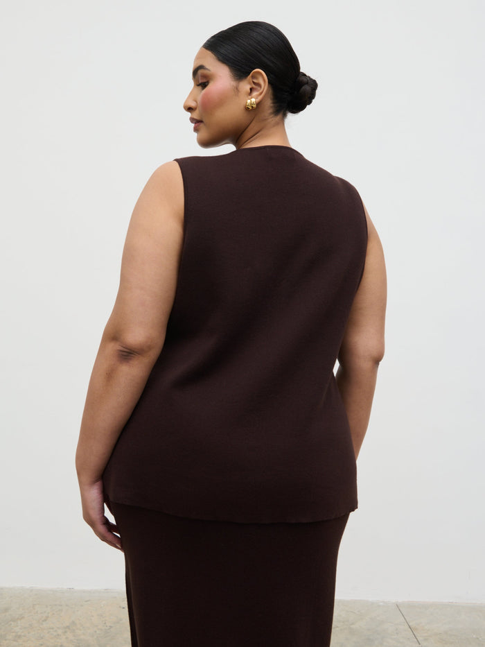 Souki Is 5'8" & Wears Size UK XL|Alba Knit Waistcoat Curve - Chocolate