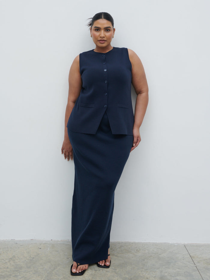 Souki Is 5'8" & Wears Size UK XL|Alba Knit Waistcoat Curve - Navy