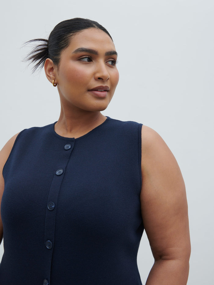 Souki Is 5'8" & Wears Size UK XL|Alba Knit Waistcoat Curve - Navy
