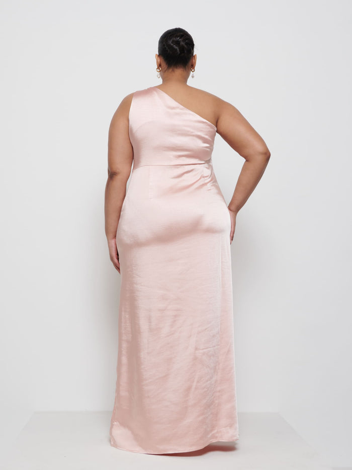 Souki Is 5'8" & Wears Size UK 18|Amelia Ruched Maxi Bridesmaid Dress Curve - Blush