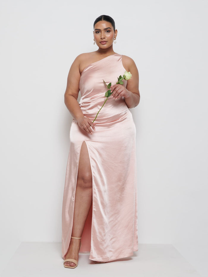 Souki Is 5'8" & Wears Size UK 18|Amelia Ruched Maxi Bridesmaid Dress Curve - Blush