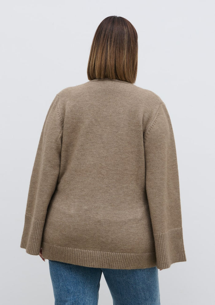 Rafaela Is 5'9" & Wears Size UK XL|Autumn Knit Cardigan Curve - Dark Beige