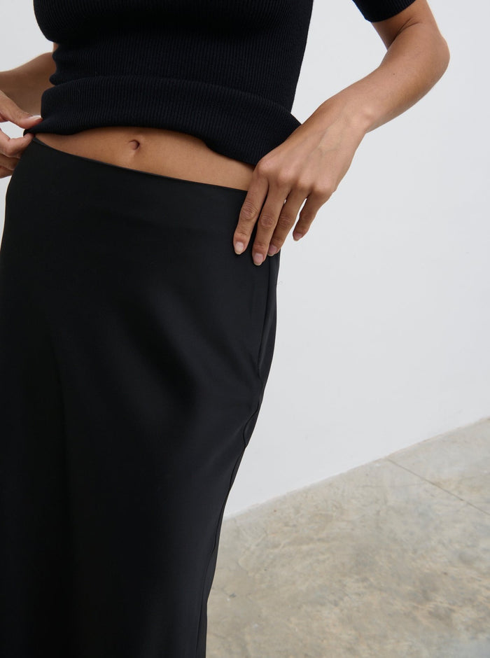 Lygia Is 5'9" & Wears Size UK 6|Breya Maxi Skirt - Black