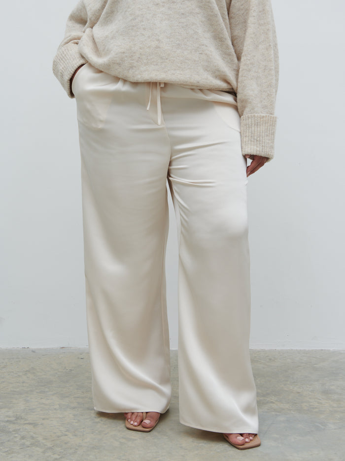 Souki Is 5'8" & Wears Size UK 18|Breya Satin Drawstring Trousers Curve - Oyster