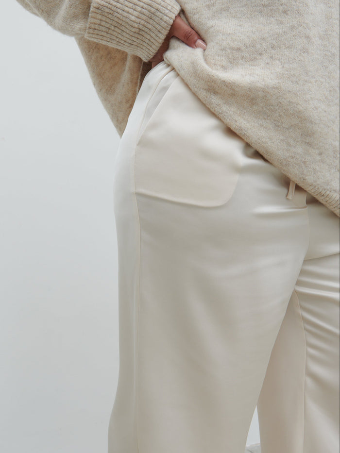 Souki Is 5'8" & Wears Size UK 18|Breya Satin Drawstring Trousers Curve - Oyster