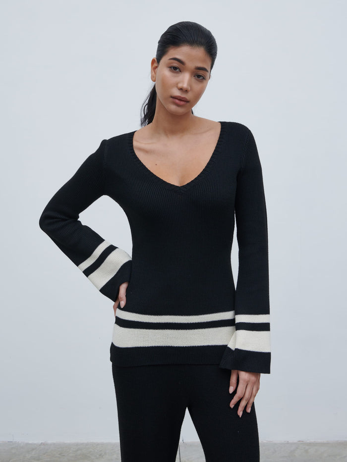 Bianca Is 5'9" & Wears Size UK XS|Cassie V Neck Contrast Knit Jumper - Black and Cream
