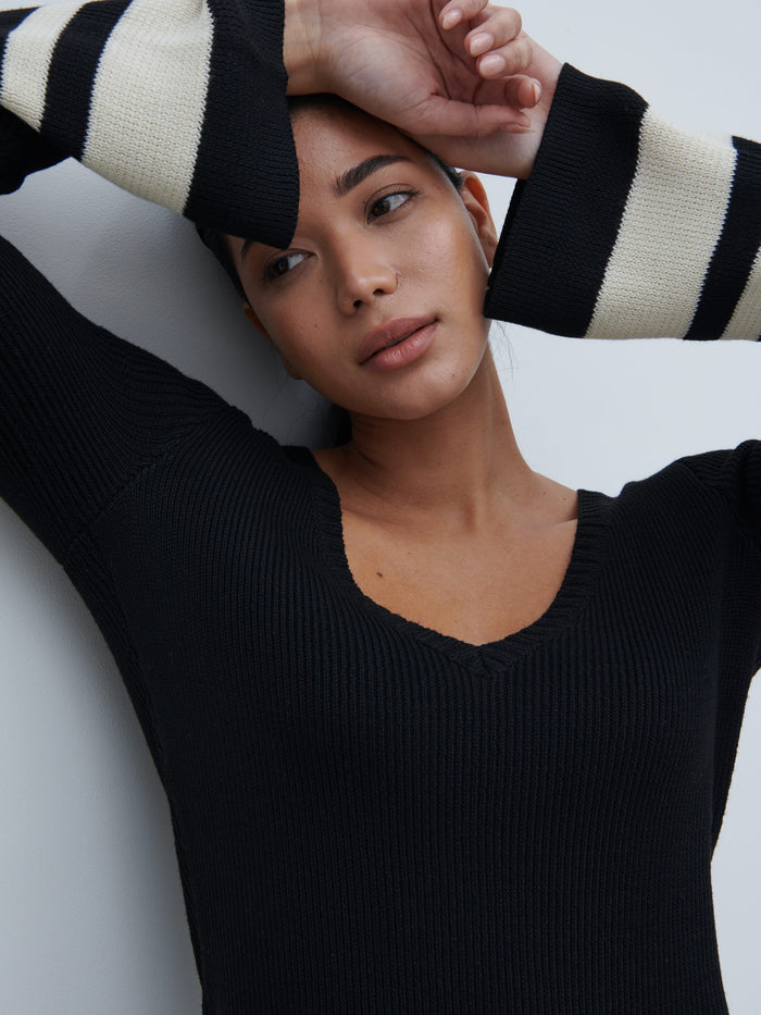 Bianca Is 5'9" & Wears Size UK XS|Cassie V Neck Contrast Knit Jumper - Black and Cream