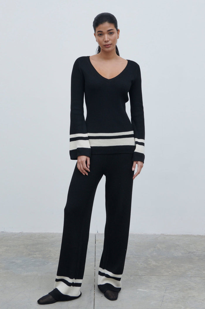 Bianca Is 5'9" & Wears Size UK XS|Cassie V Neck Contrast Knit Jumper - Black and Cream