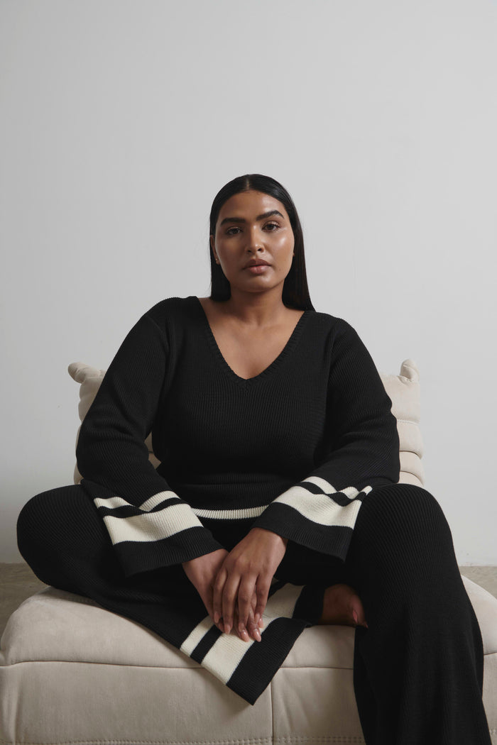 Souki Is 5'8" & Wears Size UK XL|Cassie V Neck Contrast Knit Jumper Curve - Black and Cream