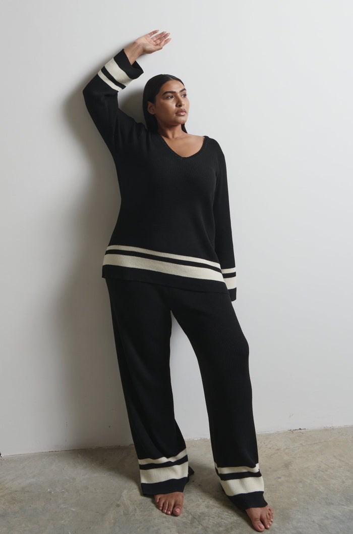 Souki Is 5'8" & Wears Size UK XL|Cassie V Neck Contrast Knit Jumper Curve - Black and Cream