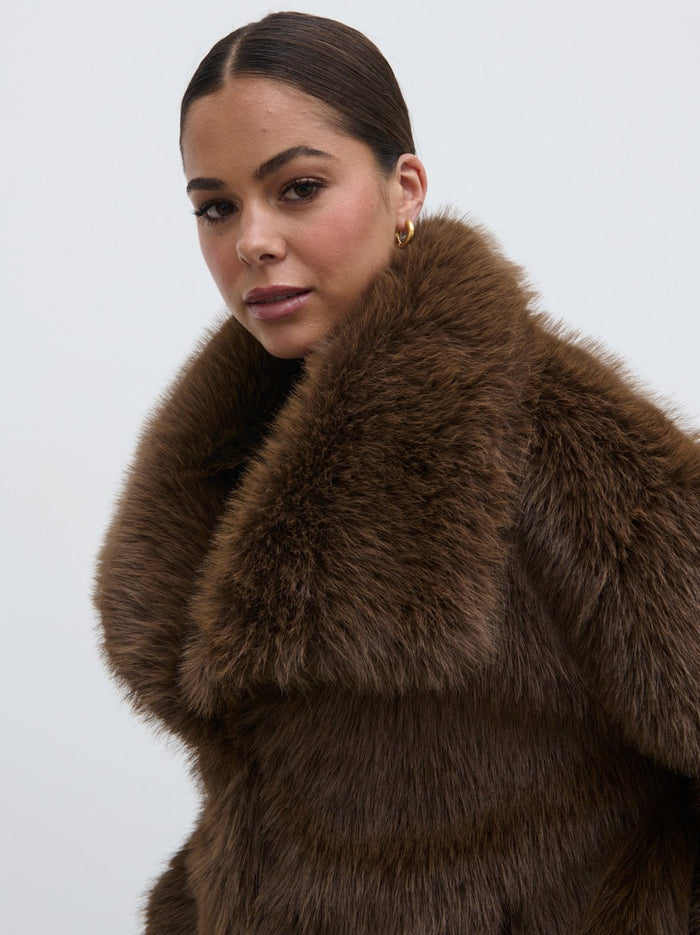 Elissa Is 5'8.5" & Wears Size UK S|Ettalie Short Faux Fur Coat - Brown