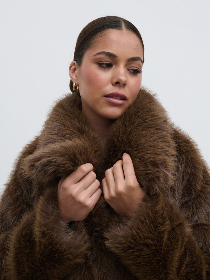 Elissa Is 5'8.5" & Wears Size UK S|Ettalie Short Faux Fur Coat - Brown
