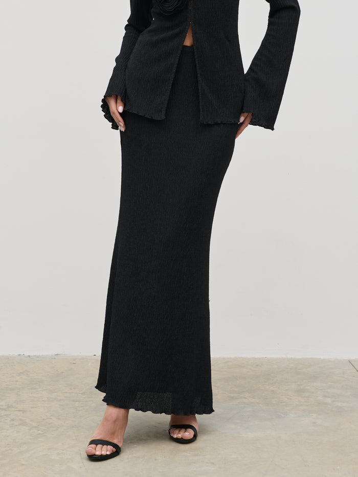 Elissa Is 5'8.5" & Wears Size UK 8|Evalina Crinkle Maxi Skirt - Black