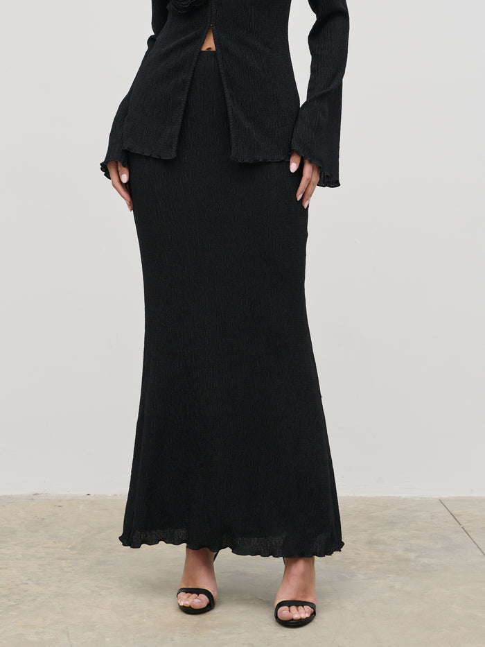 Elissa Is 5'8.5" & Wears Size UK 8|Evalina Crinkle Maxi Skirt - Black
