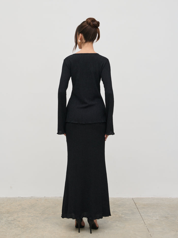 Elissa Is 5'8.5" & Wears Size UK 8|Evalina Crinkle Maxi Skirt - Black