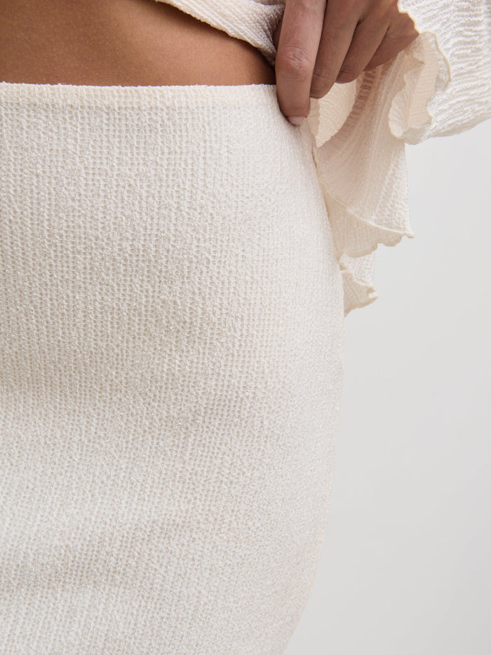 Elissa Is 5'8.5" & Wears Size UK 8|Evalina Crinkle Maxi Skirt - Cream