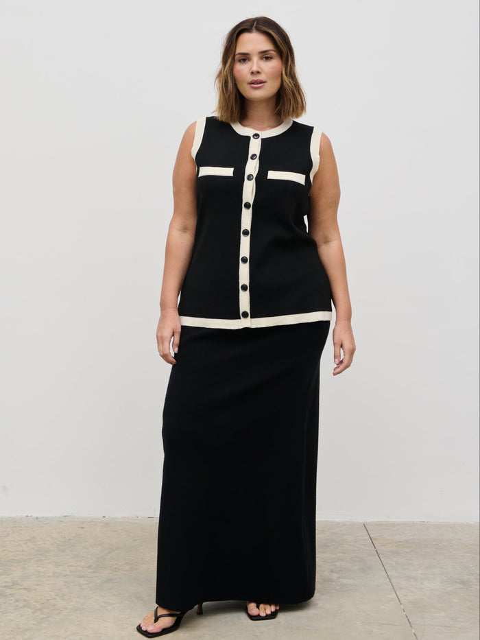 Rafaela Is 5'9" & Wears Size UK XL|Indigo Contrast Knit Waistcoat Curve - Black and Cream
