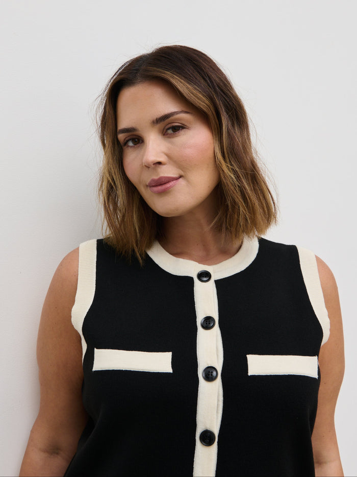 Rafaela Is 5'9" & Wears Size UK XL|Indigo Contrast Knit Waistcoat Curve - Black and Cream
