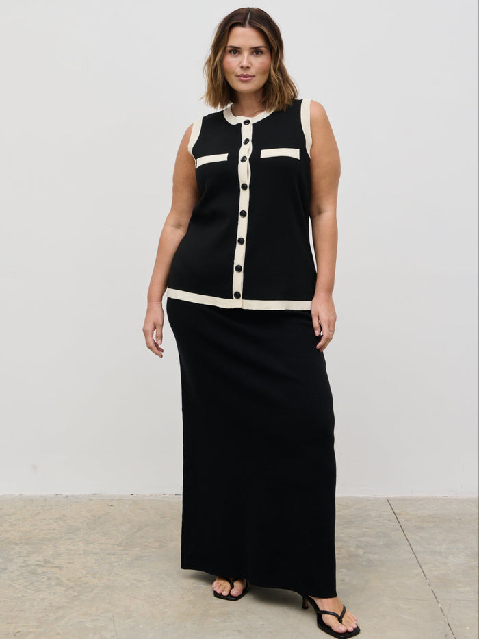 Rafaela Is 5'9" & Wears Size UK XL|Indigo Contrast Knit Waistcoat Curve - Black and Cream