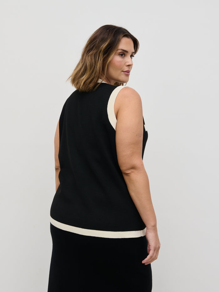 Rafaela Is 5'9" & Wears Size UK XL|Indigo Contrast Knit Waistcoat Curve - Black and Cream