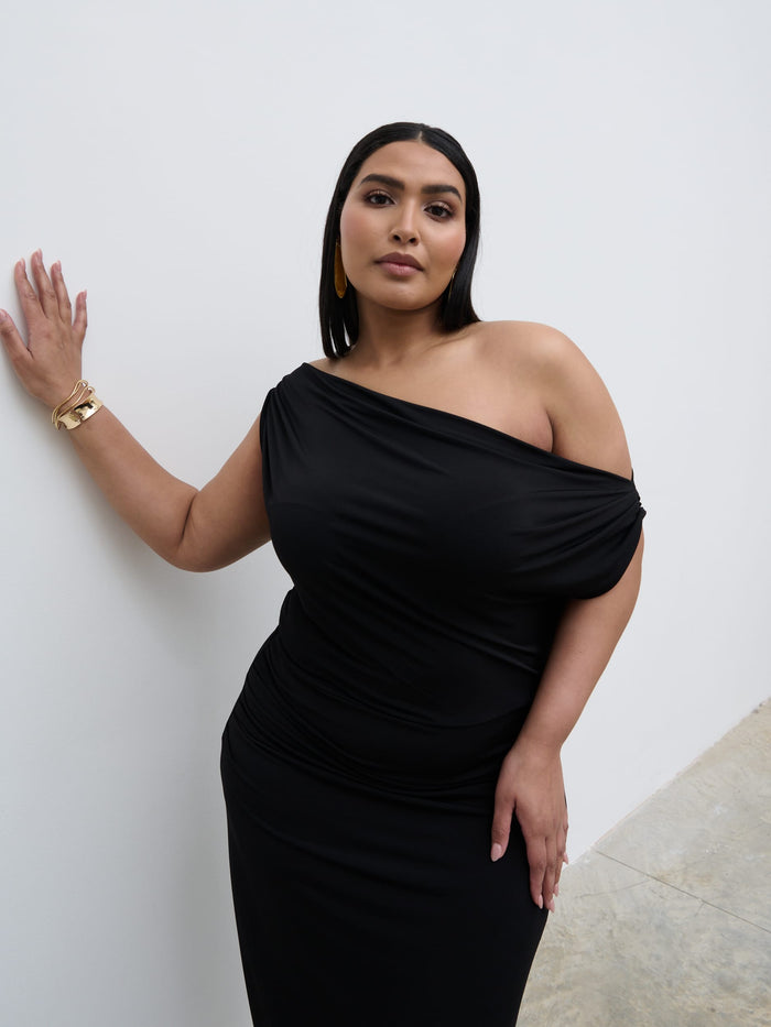 Souki Is 5'8" & Wears Size UK 18|Janece Asymmetric Jersey Dress Curve - Black