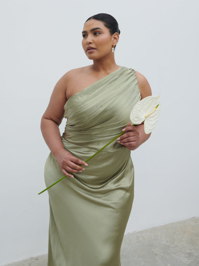 Souki Is 5'8" & Wears Size UK 18|Juliet Ruched Maxi Bridesmaid Dress Curve - Matte Olive