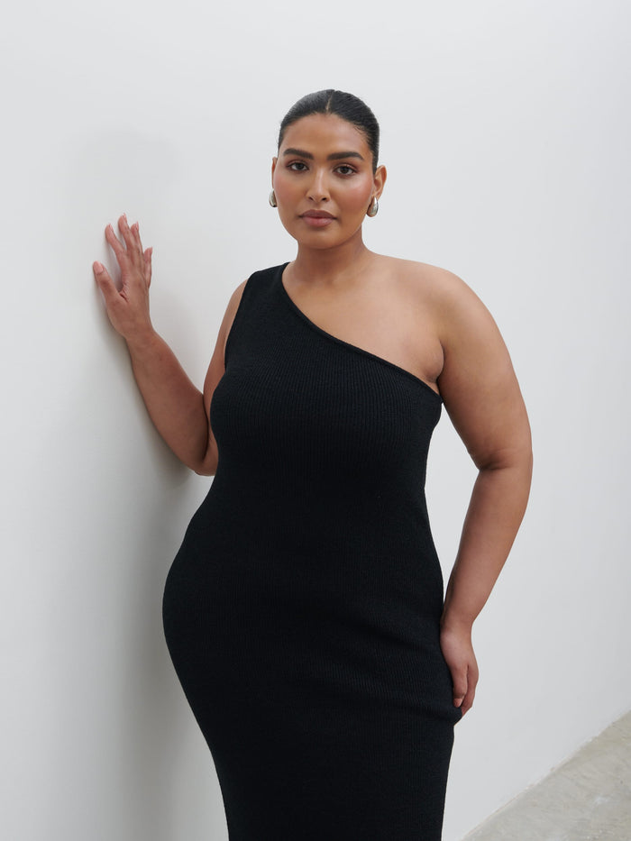 Souki Is 5'8" & Wears Size UK XL|Juno One Shoulder Knit Maxi Dress Curve - Black
