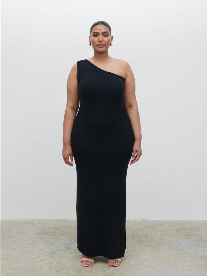 Souki Is 5'8" & Wears Size UK XL|Juno One Shoulder Knit Maxi Dress Curve - Black