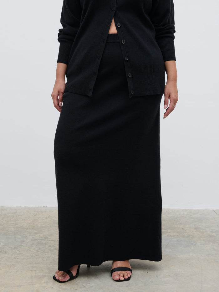Rafaela Is 5'9" & Wears Size UK XL|Justine Rib Knit Maxi Skirt Curve - Black