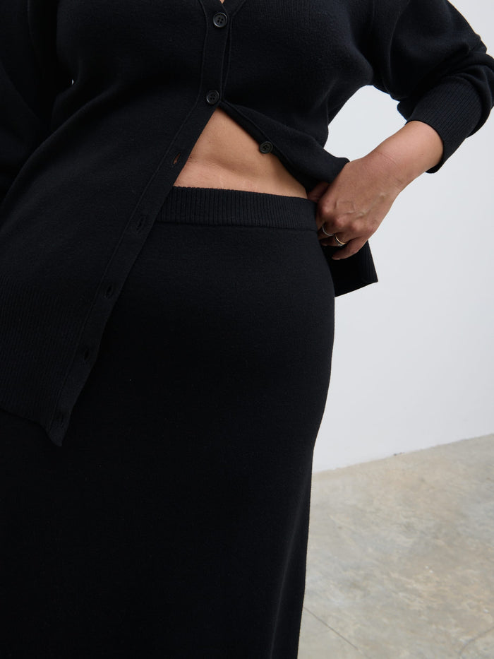 Rafaela Is 5'9" & Wears Size UK XL|Justine Rib Knit Maxi Skirt Curve - Black