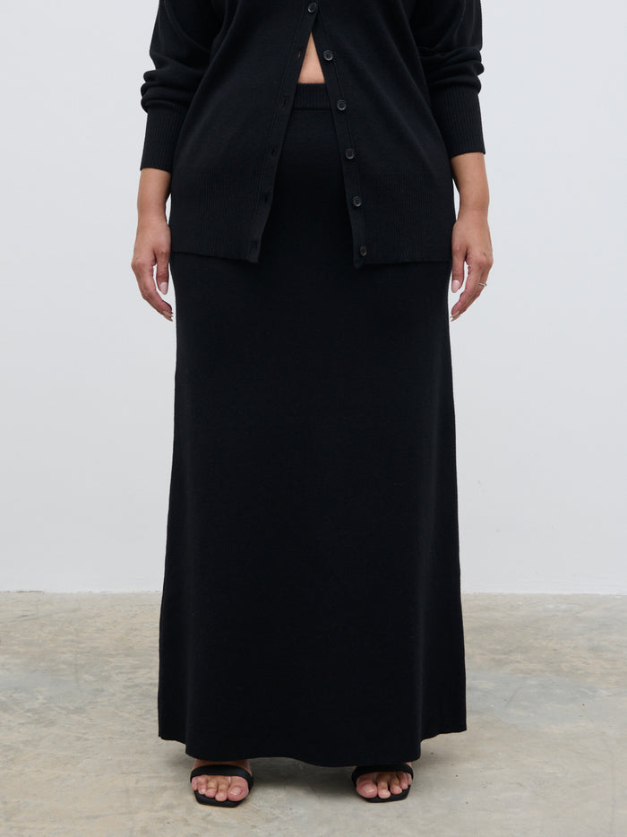 Rafaela Is 5'9" & Wears Size UK XL|Justine Rib Knit Maxi Skirt Curve - Black