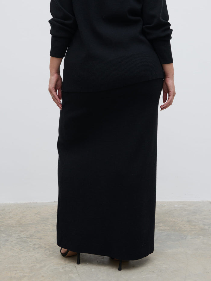 Rafaela Is 5'9" & Wears Size UK XL|Justine Rib Knit Maxi Skirt Curve - Black