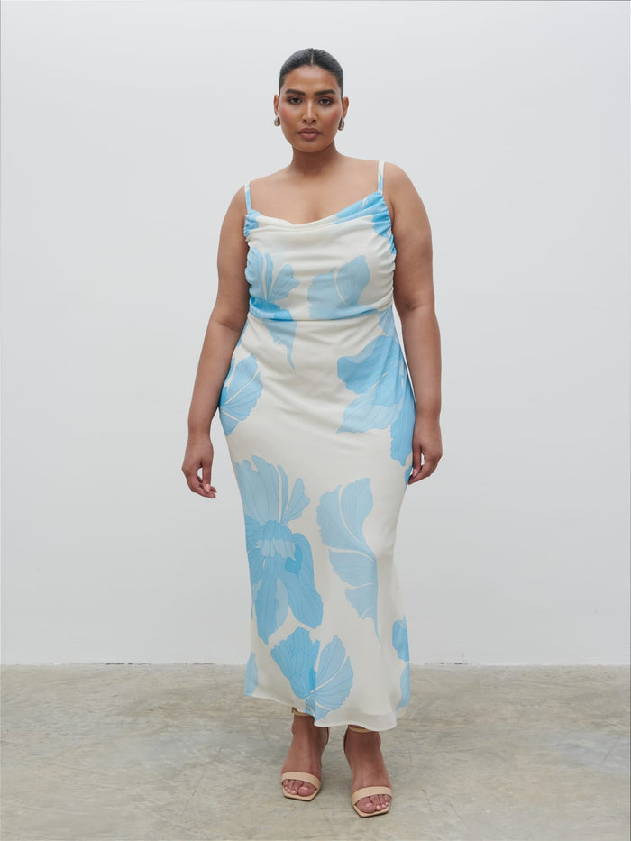 Souki Is 5'8" & Wears Size UK 18|Keisha Ruched Midaxi Dress Curve - Blue and Cream Floral