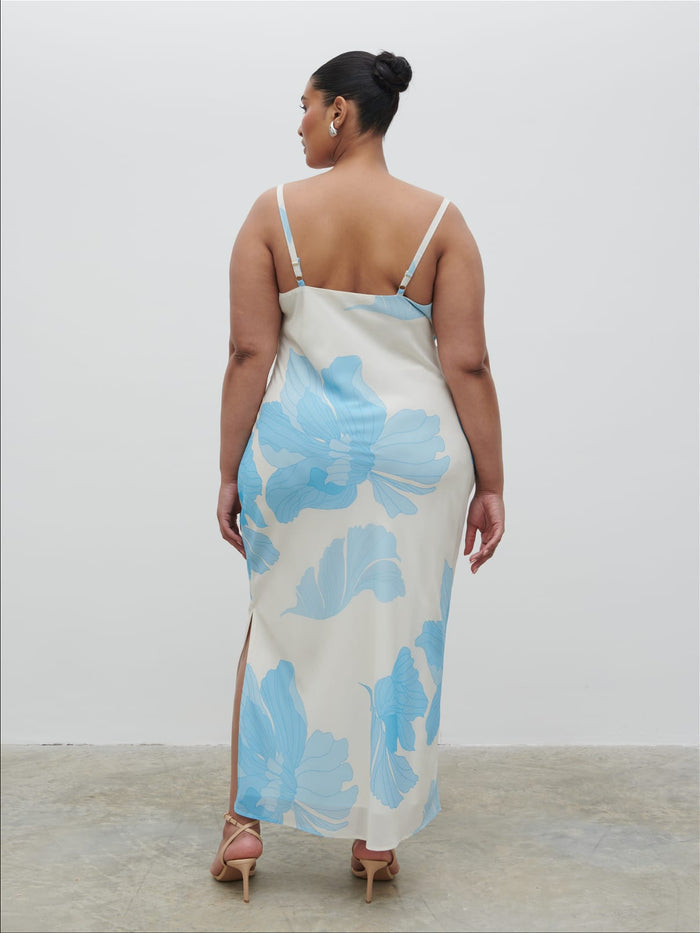 Souki Is 5'8" & Wears Size UK 18|Keisha Ruched Midaxi Dress Curve - Blue and Cream Floral