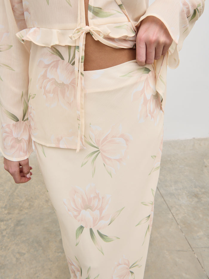 Elissa Is 5'8.5" & Wears Size UK 8|Leoni Maxi Skirt - Cream Floral