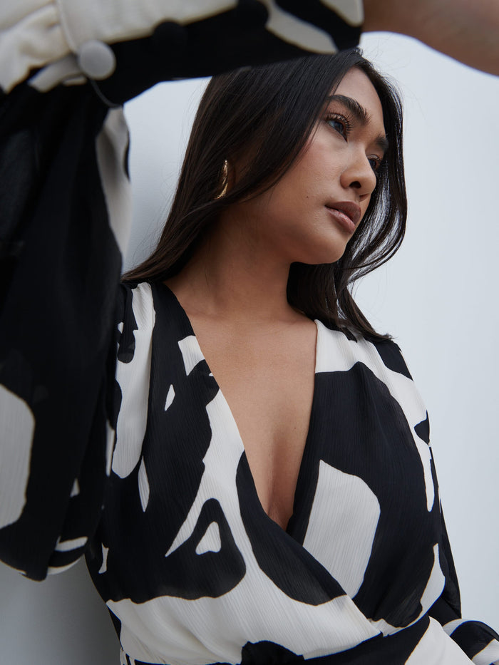 Candy Is 5'6" & Wears Size UK 8|Lilianna Balloon Sleeve Printed Dress - Monochrome Abstract