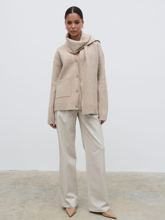 Elissa Is 5'8.5" & Wears Size UK S|Murphy Cardigan Knit Scarf Set - Beige
