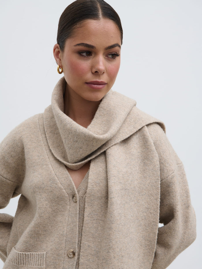 Elissa Is 5'8.5" & Wears Size UK S|Murphy Cardigan Knit Scarf Set - Beige