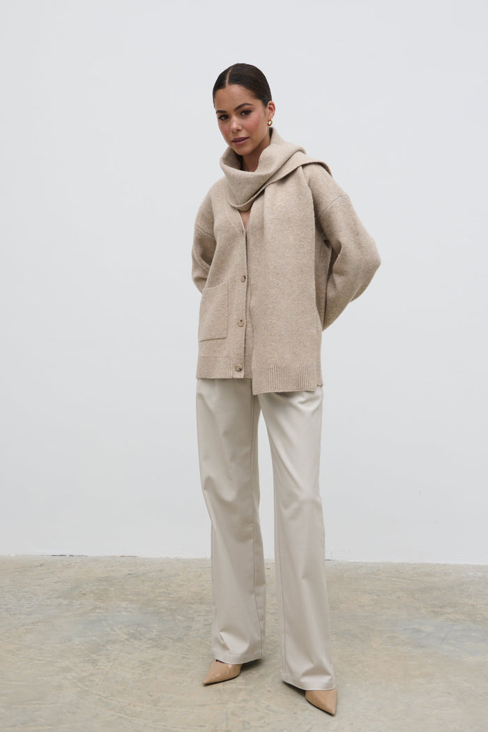 Elissa Is 5'8.5" & Wears Size UK S|Murphy Cardigan Knit Scarf Set - Beige