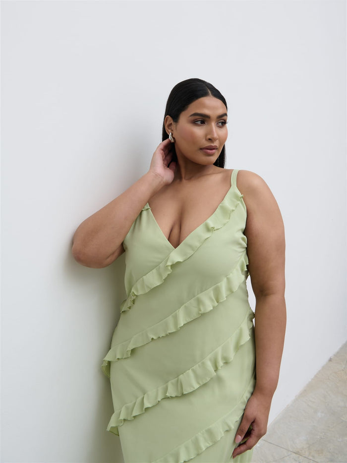 Souki Is 5'8" & Wears Size UK 18|Nadine Ruffle Maxi Dress Curve - Pistachio