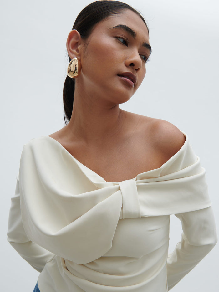 Candy Is 5'6" & Wears Size UK 8|Naomi Exaggerated Bow Top - Cream