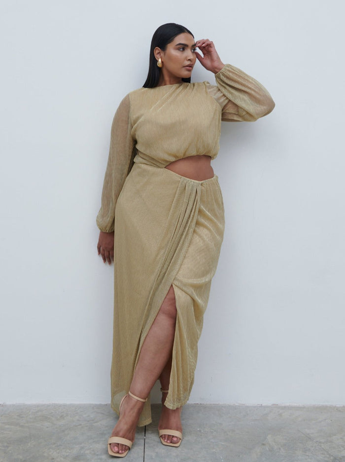 Souki Is 5'8" & Wears Size UK 18|Rae Cut Out Maxi Dress Curve - Metallic Gold