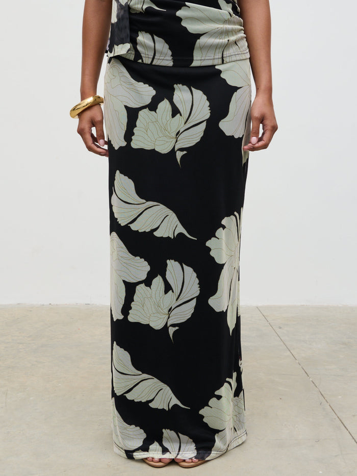 Elle Is 5'3" & Wears Size UK 6|Shea Jersey Maxi Skirt - Monochrome Floral