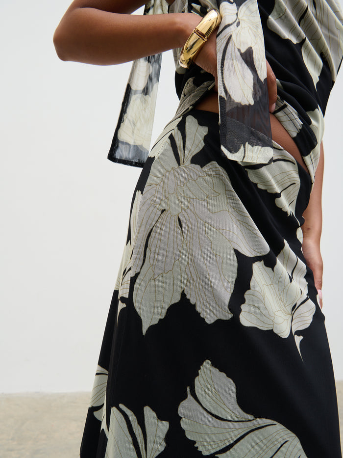 Elle Is 5'3" & Wears Size UK 6|Shea Jersey Maxi Skirt - Monochrome Floral