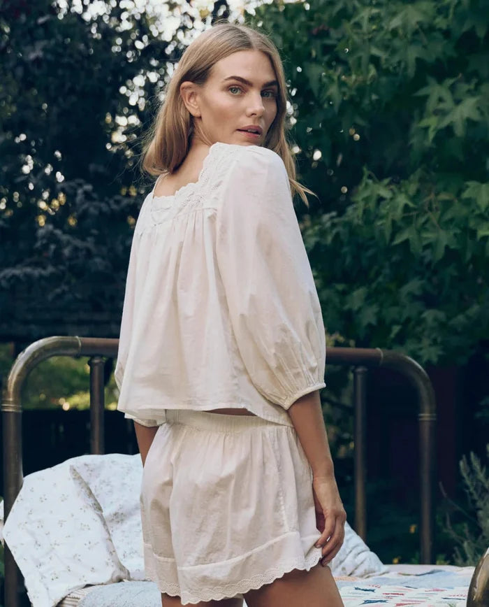 The Great - The Eyelet Button Sleep Top True White - Kalifornia Jean Bar