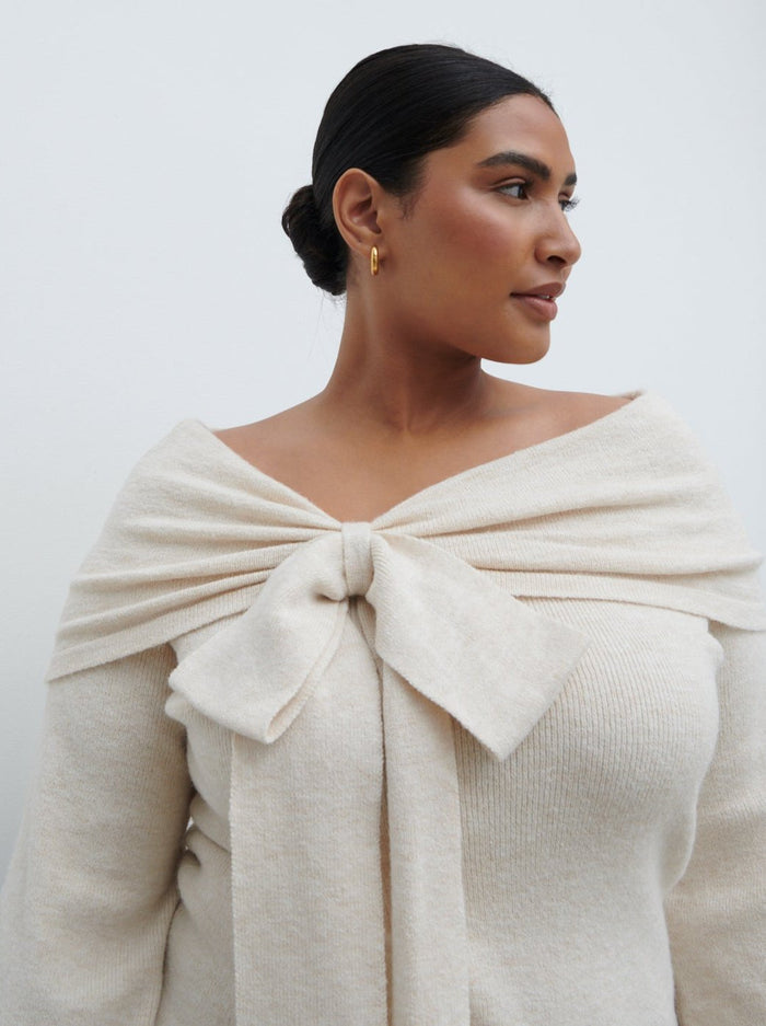 Souki Is 5'8" & Wears Size UK XL|Tilda Bardot Bow Knit Top Curve - Beige
