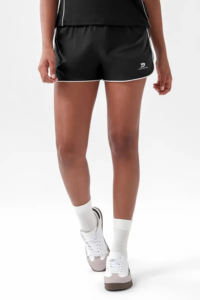 Women's casual loose sports shorts Black Close-up from the front